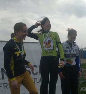 Het podium bij de dames met Suzanne Pathuis, Nicole Voet en Marjan Andringa Het podium bij de dames met Suzanne Pathuis, Nicole Voet en Marjan Andringa